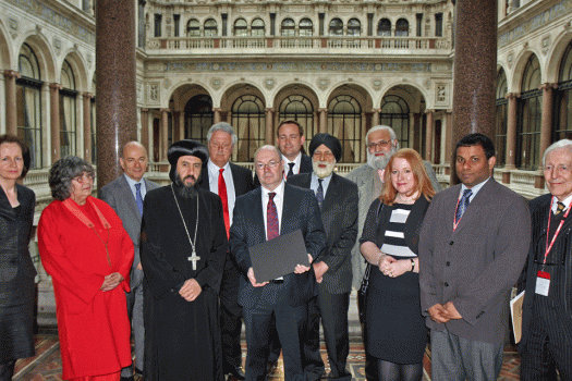 1.Líderes religiosos del reino Unido con el ministro Alistair Burt. Primera fila: Sra. Fidelma Meehan, bahá’ís del Reino Unido; Acharya Modgala Duguid, Centro Budista Amida de Londres; Su Excelencia el Obispo Angaelos, Iglesia Copta Ortodoxa; ministro Burt; diputada Naomi Long; Sr. Swaminathan Vaidyanathan, Secretario General interino del Foro Hindú de Gran Bretaña, Lord Avebury, Presidente del Grupo Todos los Partidos Parlamentarios Amigos de los Bahá'ís. Segunda fila: Sr. Vivian Wineman, Presidente del Consejo de Diputados de Judíos Británicos; Dr. Don Horrocks, Presidente de Asuntos Públicos de la Alianza Evangélica; Dr. Charles Reed, asesor de política exterior, Iglesia de Inglaterra; señor Singh de Wimbledon CBE, red de Organizaciones Sikh; Imam Mufti Dr Abduljalil Sajid, Presidente del Consejo Islámico del Reino Unido para la Armonía Racial y Religiosa.