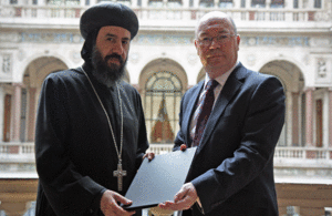 2.Su Excelencia el Obispo Angaelos de Iglesia Ortodoxa Copta con el ministro de Asuntos Exteriores Alistair Burt.